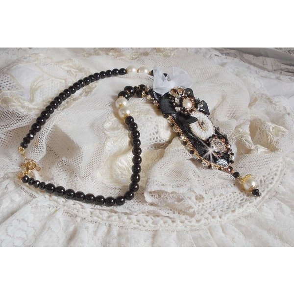Collar Vintage Sacred Black Haute-Couture bordado con cristales Swarovski, cinta de organza y cuentas Miyuki
