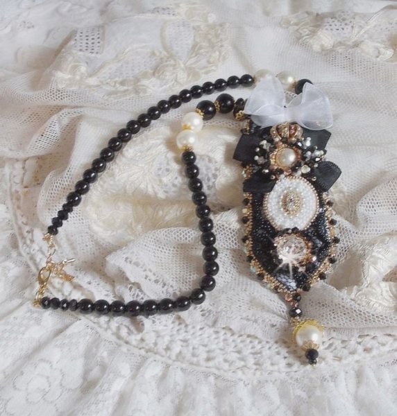 Collar Vintage Sacred Black Haute-Couture bordado con cristales Swarovski, cinta de organza y cuentas Miyuki