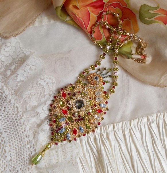 Collar L'Oiseau des Iles bordado con cristales de Swarovski, perlas y cuentas de rocalla Miyuki.