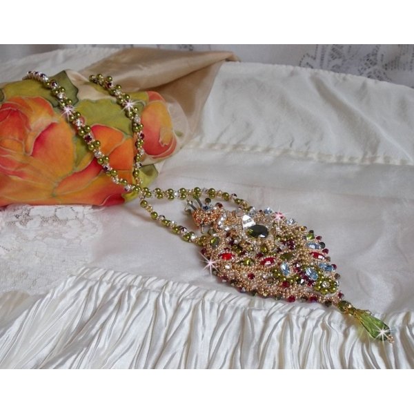 Collar L'Oiseau des Iles bordado con cristales de Swarovski, perlas y cuentas de rocalla Miyuki.