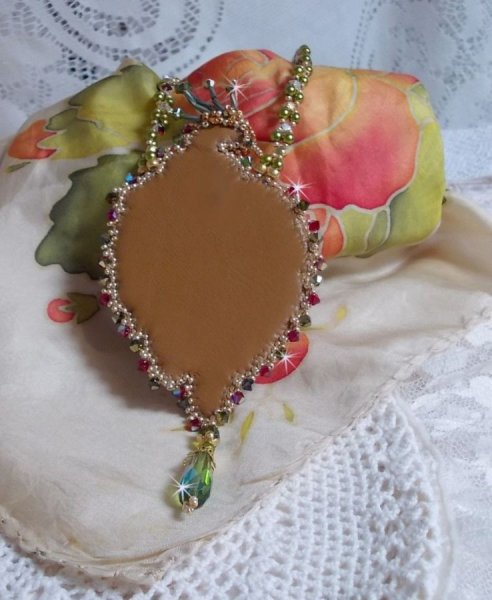 Collar L'Oiseau des Iles bordado con cristales de Swarovski, perlas y cuentas de rocalla Miyuki.