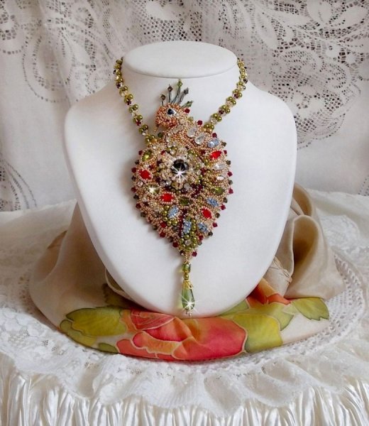 Collar L'Oiseau des Iles bordado con cristales de Swarovski, perlas y cuentas de rocalla Miyuki.