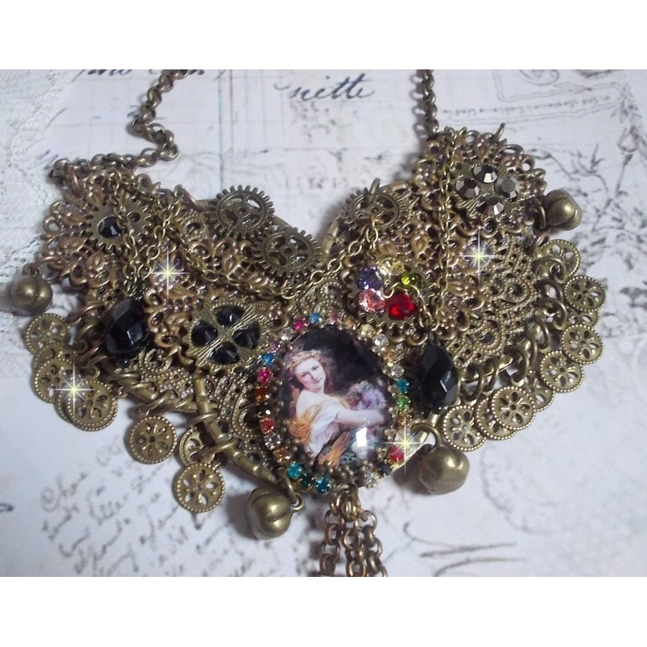 El collar Mes Passions Broc crea una mujer de cabellos dorados con flores, accesorios de bronce, dijes de cristales y una cadena de strass