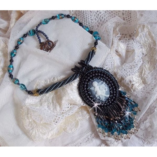 Collar colgante Angelot con &Aacute;ngel acr&iacute;lico, peonzas de cristal de Swarovski y cuentas de semillas japonesas