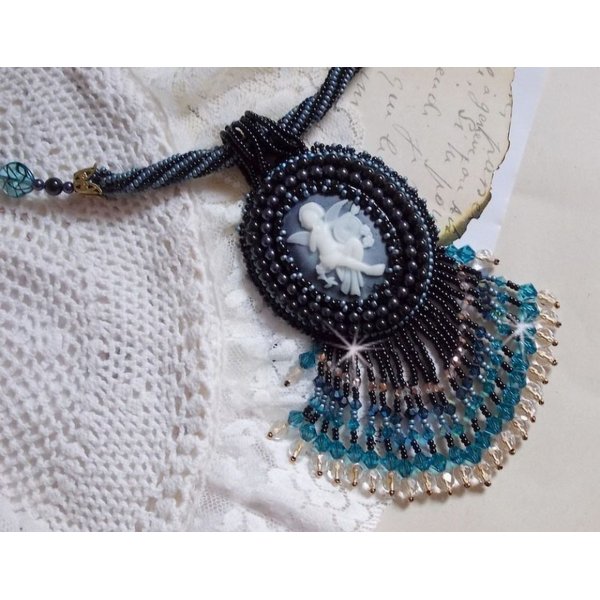 Collar colgante Angelot con &Aacute;ngel acr&iacute;lico, peonzas de cristal de Swarovski y cuentas de semillas japonesas