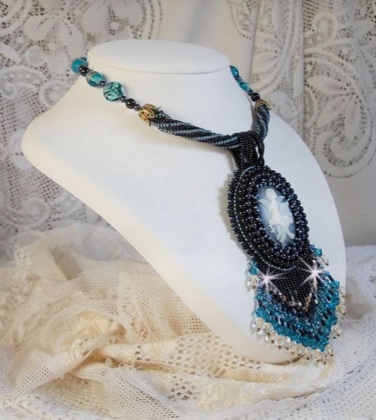 Collar colgante Angelot con &Aacute;ngel acr&iacute;lico, peonzas de cristal de Swarovski y cuentas de semillas japonesas