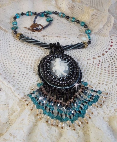 Collar colgante Angelot con &Aacute;ngel acr&iacute;lico, peonzas de cristal de Swarovski y cuentas de semillas japonesas