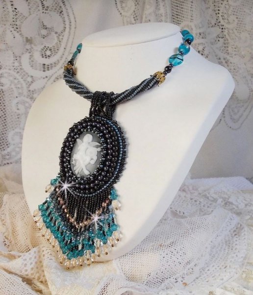 Collar colgante Angelot con &Aacute;ngel acr&iacute;lico, peonzas de cristal de Swarovski y cuentas de semillas japonesas