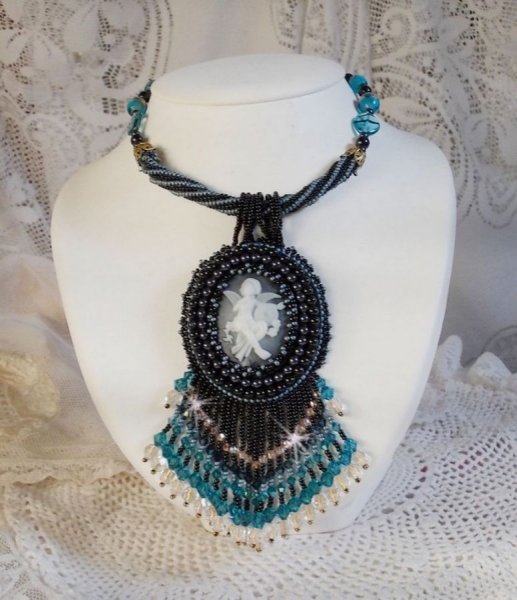 Collar colgante Angelot con &Aacute;ngel acr&iacute;lico, peonzas de cristal de Swarovski y cuentas de semillas japonesas