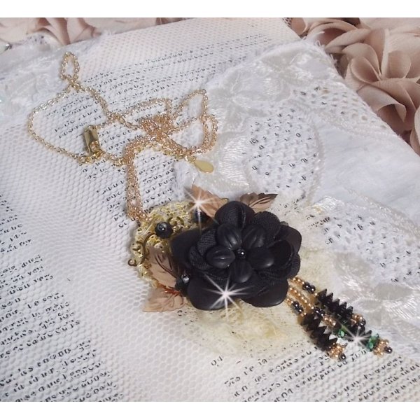 Collar colgante atrapasue&ntilde;os negro y dorado con encaje antiguo y hermosos cristales