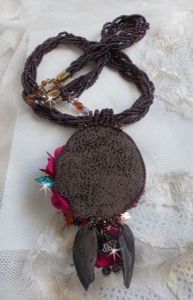 Collar colgante Belle H&eacute;l&egrave;ne Haute-Couture con flores de tela y hojas de n&aacute;car