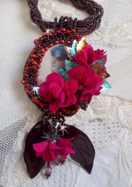 Collar colgante Belle H&eacute;l&egrave;ne Haute-Couture con flores de tela y hojas de n&aacute;car