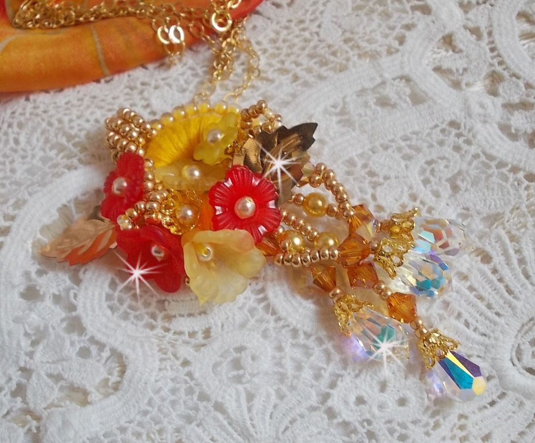 Collar colgante de botón dorado con cristales y perlas de varias calidades