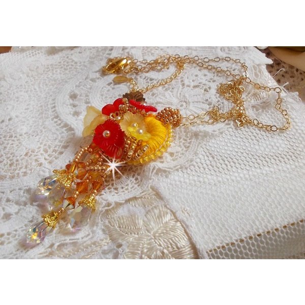 Collar colgante de bot&oacute;n dorado con cristales y perlas de varias calidades