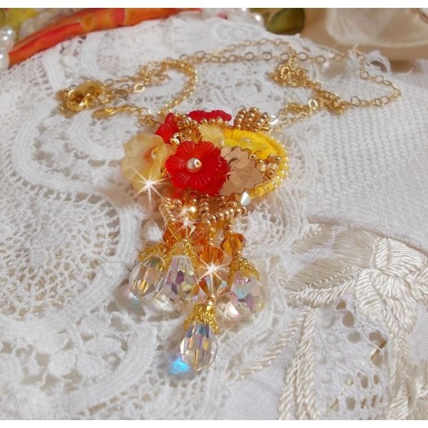 Collar colgante de bot&oacute;n dorado con cristales y perlas de varias calidades