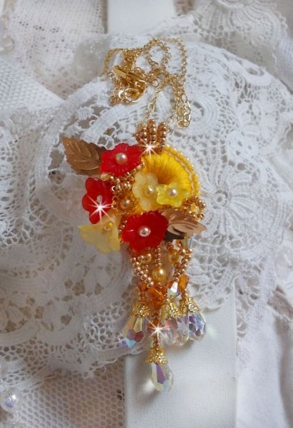 Collar colgante de bot&oacute;n dorado con cristales y perlas de varias calidades