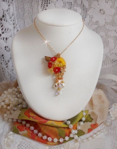 Collar colgante de bot&oacute;n dorado con cristales y perlas de varias calidades