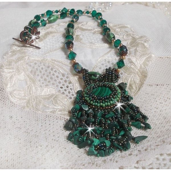 Colgante verde esmeralda bordado con cabuj&oacute;n y chips de malaquita natural, cristales, facetas y cuentas