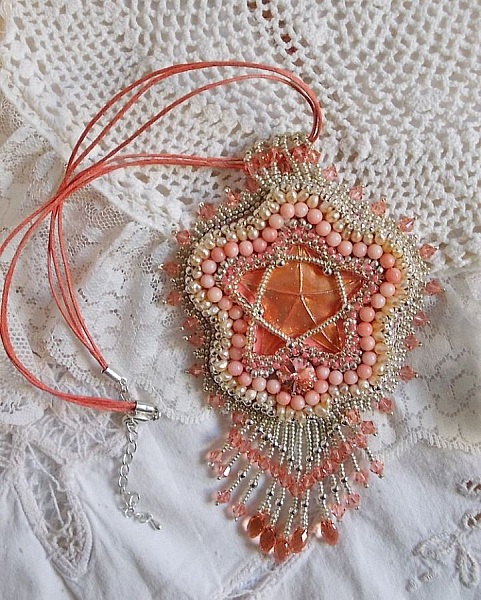 Collar con colgante de coral bordado con una estrella de metal y perlas cultivadas 