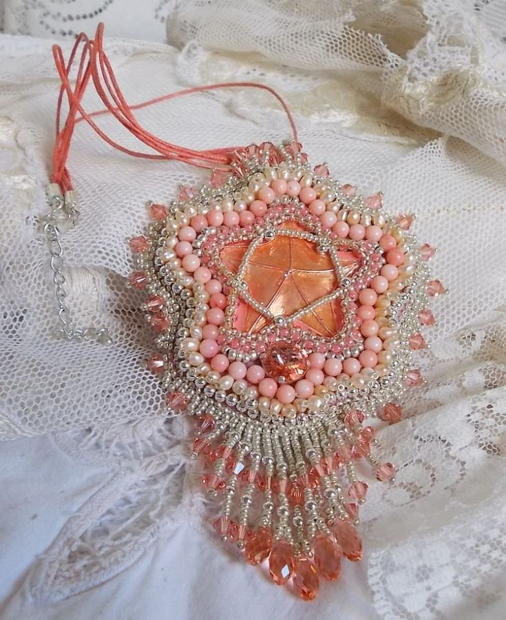 Collar con colgante de coral bordado con una estrella de metal y perlas cultivadas 