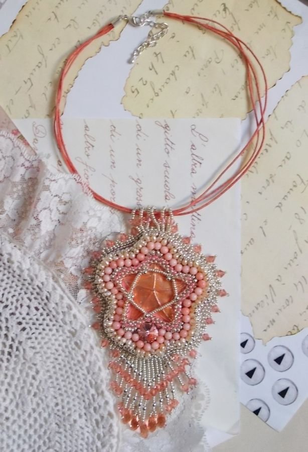 Collar con colgante de coral bordado con una estrella de metal y perlas cultivadas 