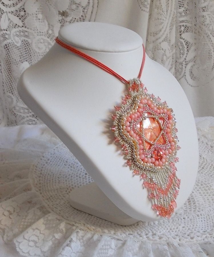 Collar con colgante de coral bordado con una estrella de metal y perlas cultivadas 