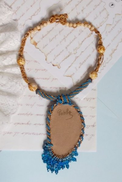 Collar con colgante C&oacute;rcega bordado con &aacute;gata azul zafiro y cuentas de semillas beige