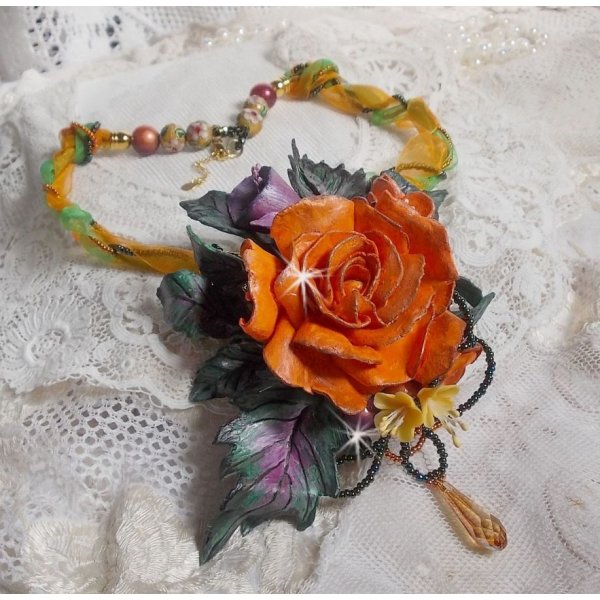 Collar colgante Douceur de Printemps realizado en porcelana fr&iacute;a y perlas variadas