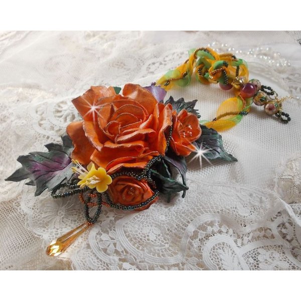 Collar colgante Douceur de Printemps realizado en porcelana fr&iacute;a y perlas variadas