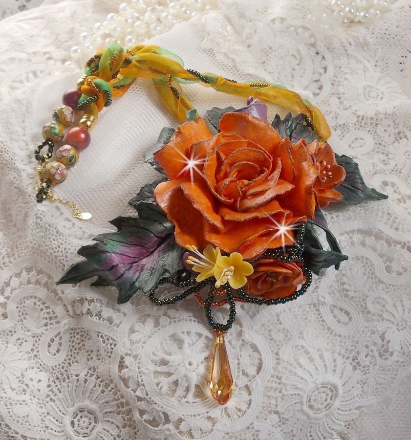 Collar colgante Douceur de Printemps realizado en porcelana fría y perlas variadas
