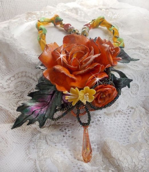 Collar colgante Douceur de Printemps realizado en porcelana fr&iacute;a y perlas variadas