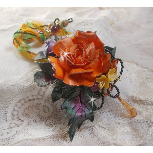 Collar colgante Douceur de Printemps realizado en porcelana fr&iacute;a y perlas variadas