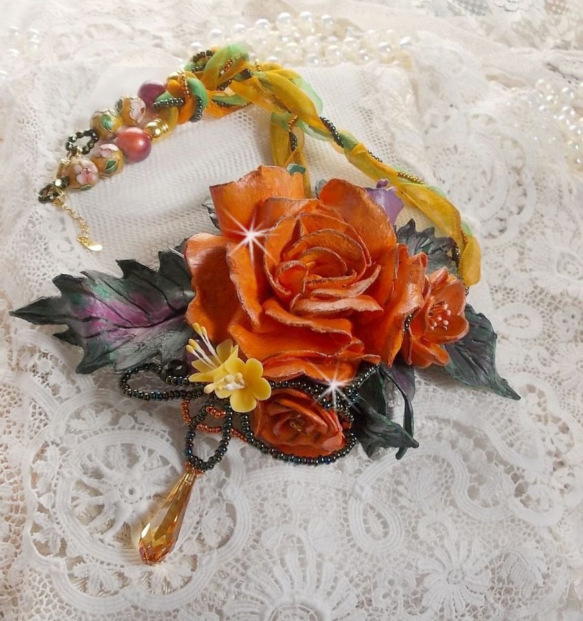 Collar colgante Douceur de Printemps realizado en porcelana fría y perlas variadas