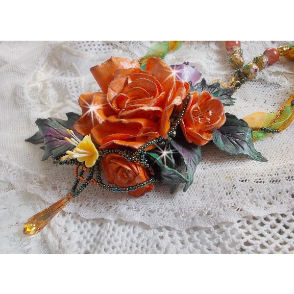 Collar colgante Douceur de Printemps realizado en porcelana fr&iacute;a y perlas variadas