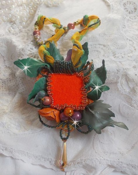 Collar colgante Douceur de Printemps realizado en porcelana fr&iacute;a y perlas variadas