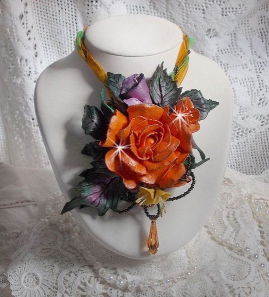 Collar colgante Douceur de Printemps realizado en porcelana fr&iacute;a y perlas variadas