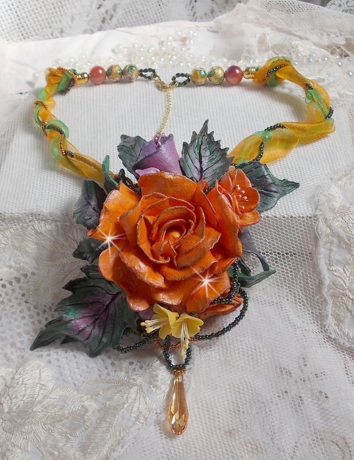 Collar colgante Douceur de Printemps realizado en porcelana fría y perlas variadas