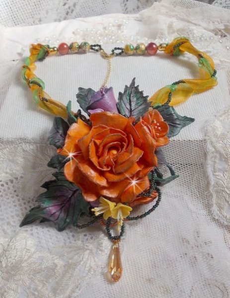 Collar colgante Douceur de Printemps realizado en porcelana fr&iacute;a y perlas variadas