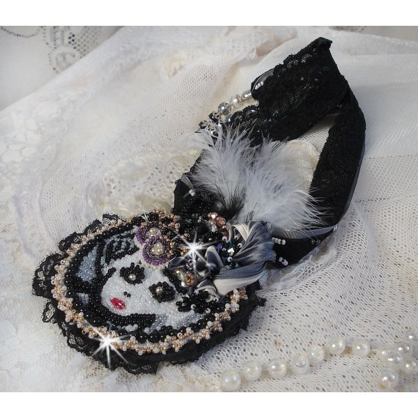 Collar colgante de hada negra con un precioso sombrero de seda y perlas.