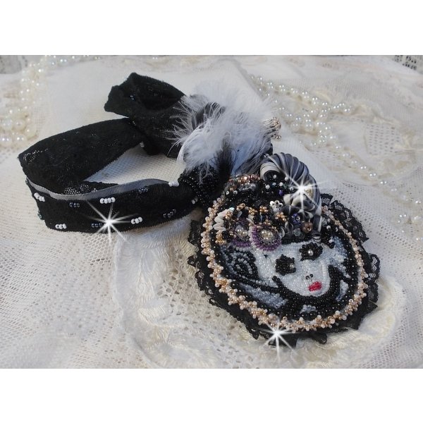Collar colgante de hada negra con un precioso sombrero de seda y perlas.