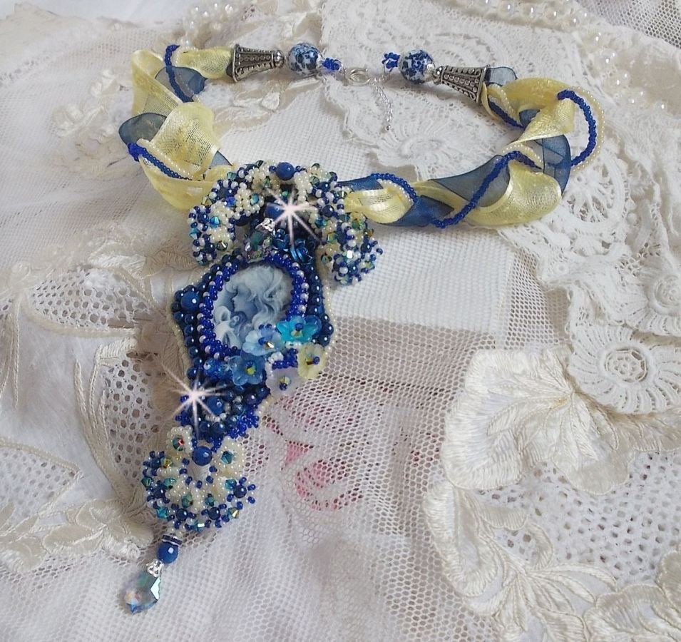 Collar colgante Haute-Couture Blue Palace con cuentas de colores y cristales de Swarovski