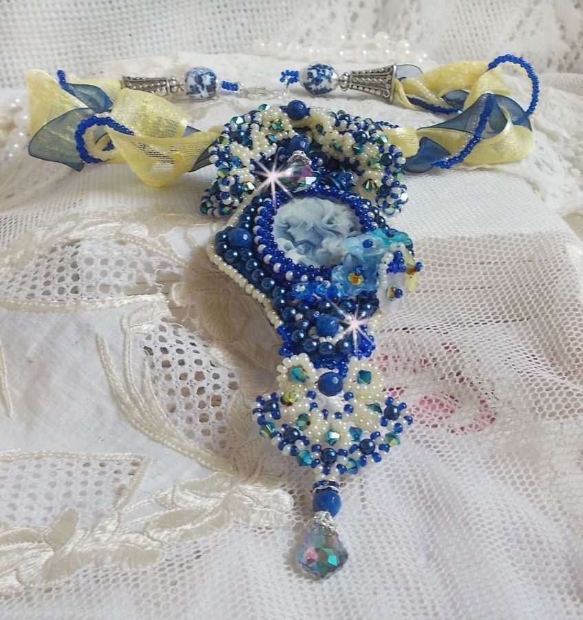 Collar colgante Haute-Couture Blue Palace con cuentas de colores y cristales de Swarovski