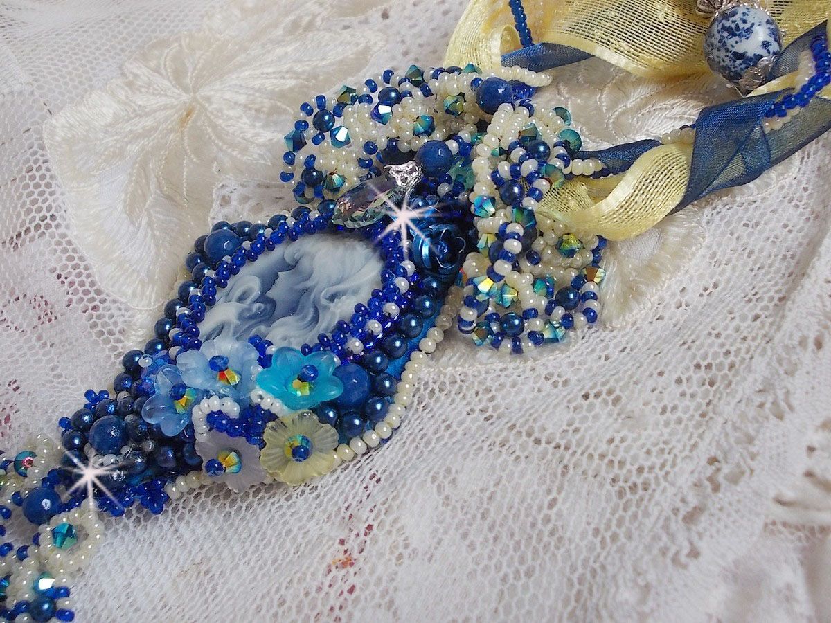 Collar colgante Haute-Couture Blue Palace con cuentas de colores y cristales de Swarovski