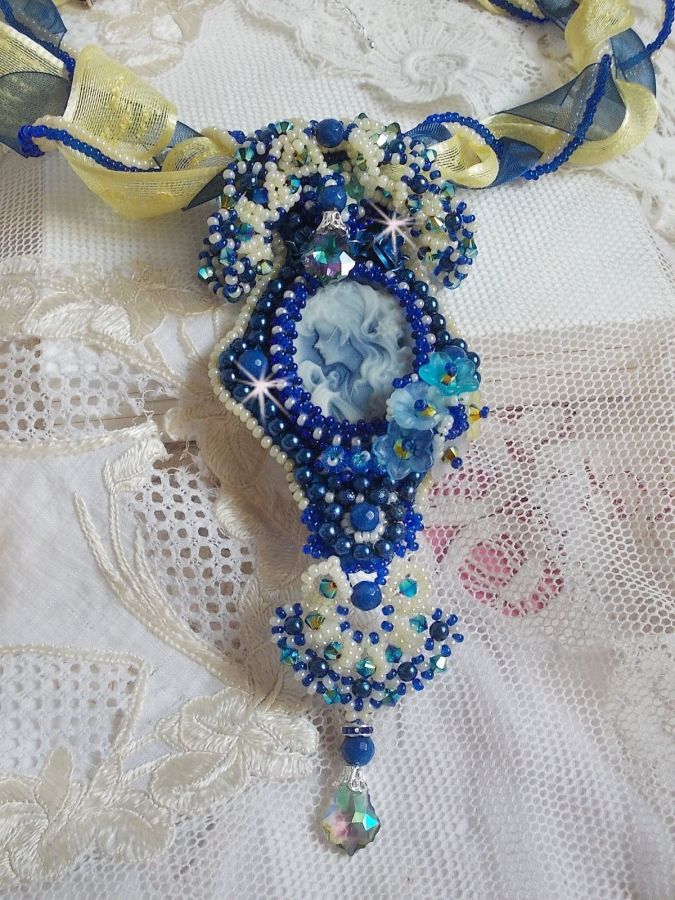 Collar colgante Haute-Couture Blue Palace con cuentas de colores y cristales de Swarovski