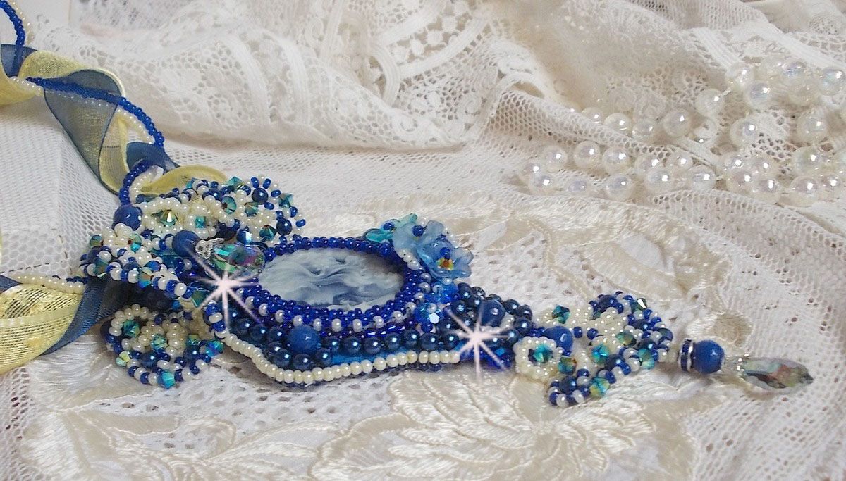 Collar colgante Haute-Couture Blue Palace con cuentas de colores y cristales de Swarovski