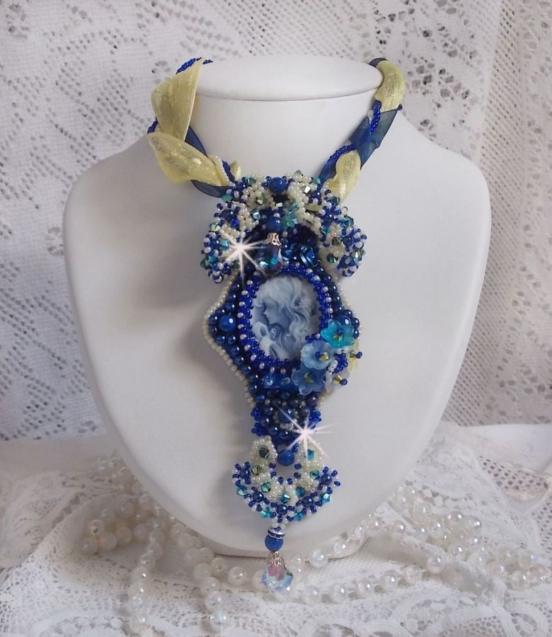 Collar colgante Haute-Couture Blue Palace con cuentas de colores y cristales de Swarovski