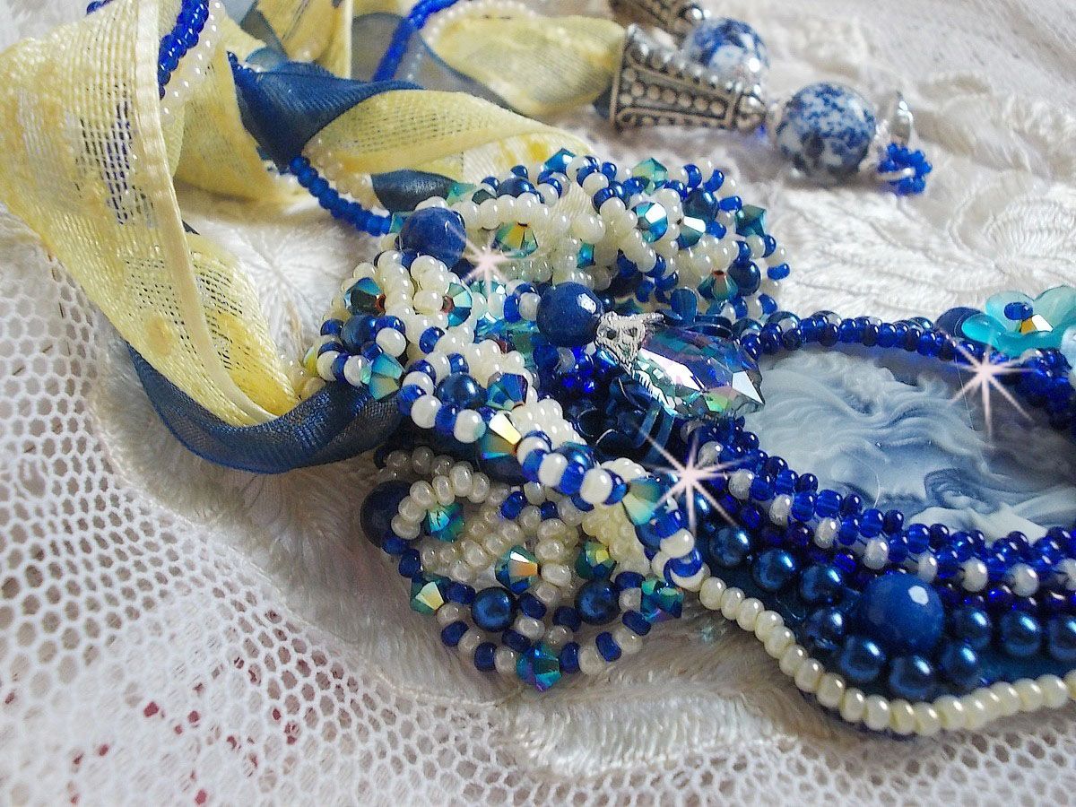 Collar colgante Haute-Couture Blue Palace con cuentas de colores y cristales de Swarovski