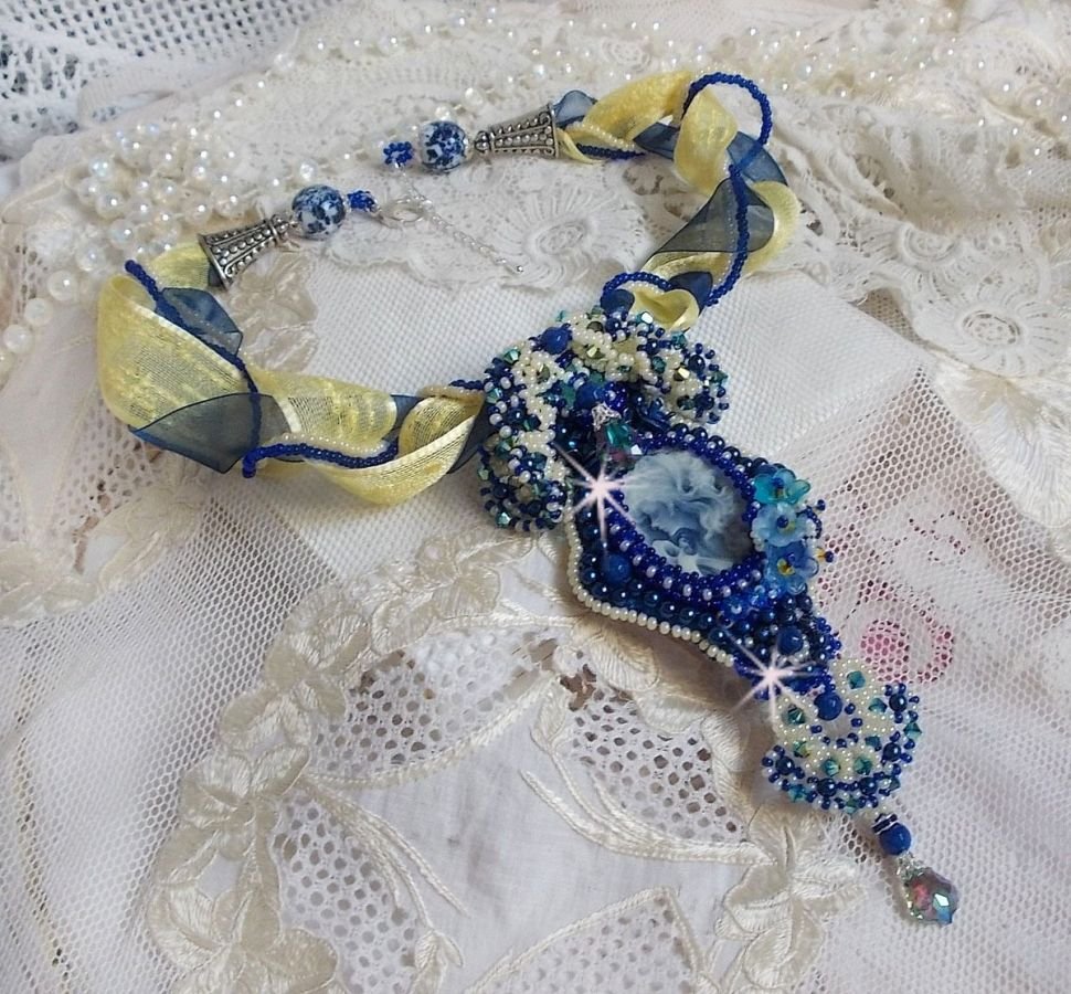 Collar colgante Haute-Couture Blue Palace con cuentas de colores y cristales de Swarovski