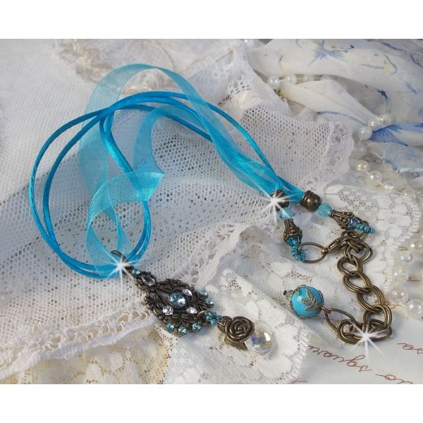 Collar con colgante Lady in Blue montado con cristales de Swarovski, espaciadores de flores, copas de follaje y cintas