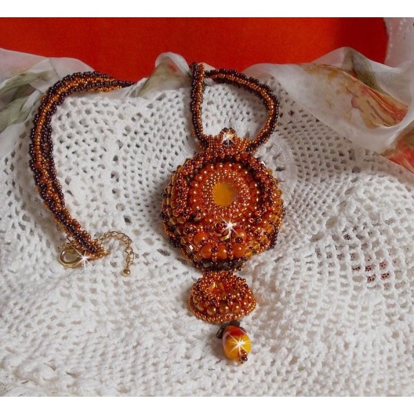 El collar colgante Lady in Orange est&aacute; bordado con cristales de Swarovski, cuentas de rocalla Miyuki y cuentas m&aacute;gicas.